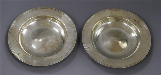 A pair of modern silver alms dishes, C.J. Vander Ltd, Sheffield, 1997, 23 oz.